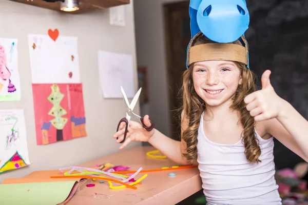 Chica joven utilizar su imaginación con cartón — Foto de Stock