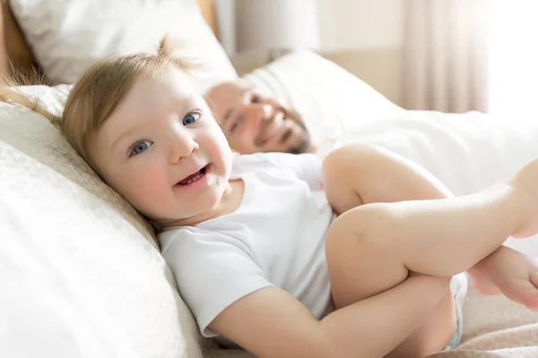 ベッドの上のかわいい赤ちゃん幼児の父 — ストック写真