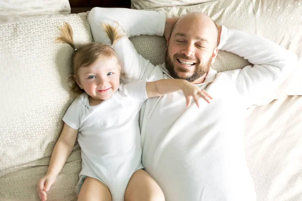 Pai com bebê adorável criança na cama — Fotografia de Stock