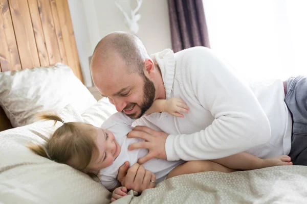 ベッドの上のかわいい赤ちゃん幼児の父 — ストック写真
