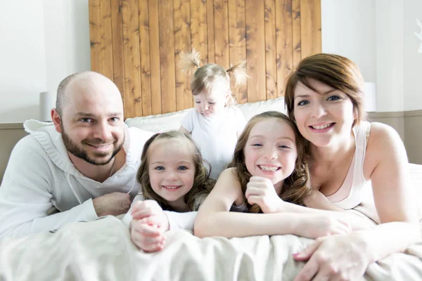 Jeune famille heureuse de cinq personnes dans la chambre — Photo