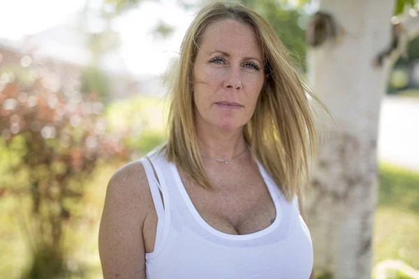 Retrato de mulher ao ar livre — Fotografia de Stock