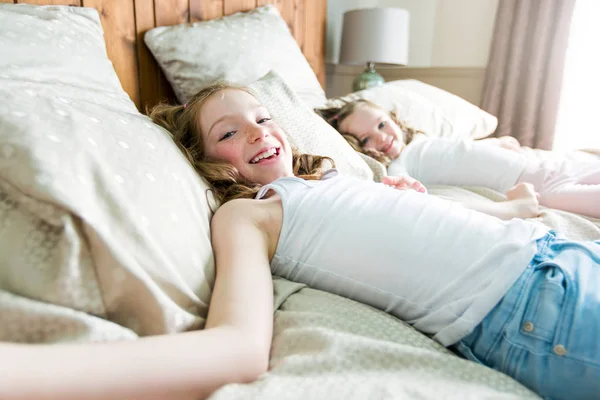 Twee zuster vast bed thuis — Stockfoto