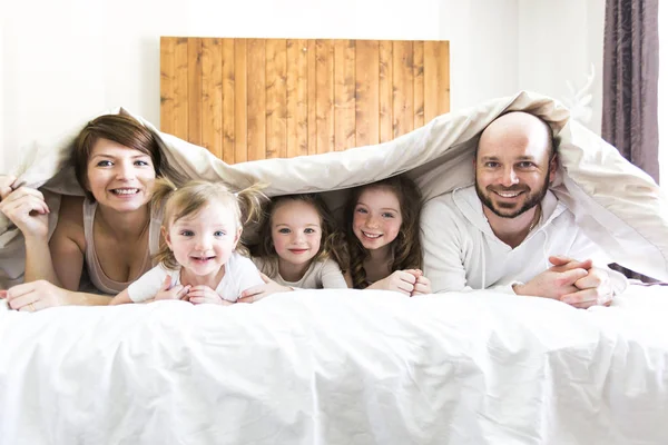 ベッドルームに 5 人の若い幸せな家族 — ストック写真