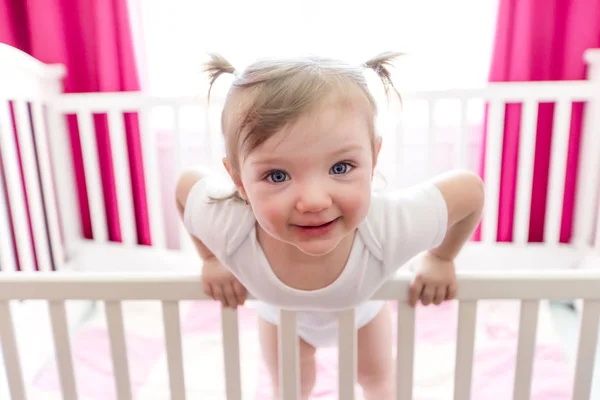 Petite fille mignonne dans le berceau à la chambre de bébé — Photo