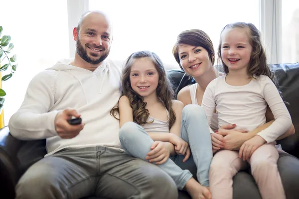 Familie zit in de woonkamer tv kijken — Stockfoto