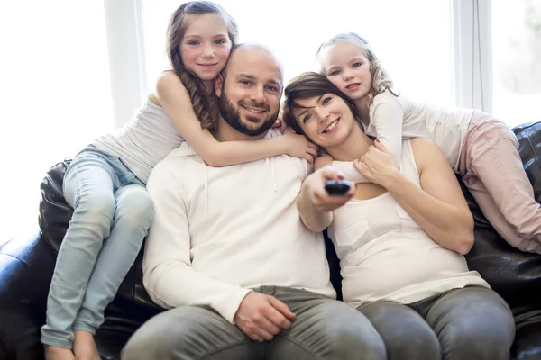 Famille assis dans le salon regarder la télévision — Photo