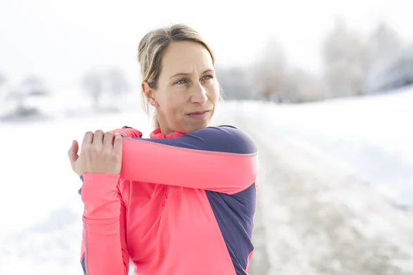 Fitness running mujer en temporada de invierno —  Fotos de Stock