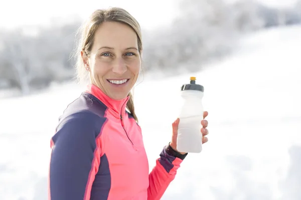 Fitness running mujer en temporada de invierno —  Fotos de Stock