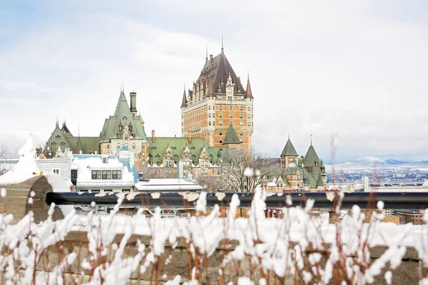 Histórico castillo Frontenac en la ciudad de Quebec — Foto de Stock