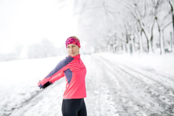 Fitness, uruchomiona Kobieta w sezonie zimowym — Zdjęcie stockowe