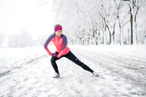 Fitness running mujer en temporada de invierno —  Fotos de Stock