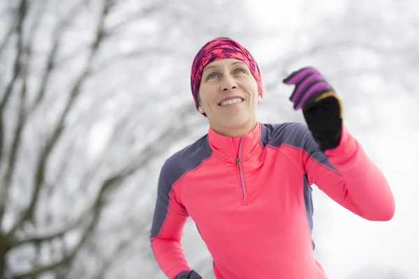 Fitness running mujer en temporada de invierno —  Fotos de Stock