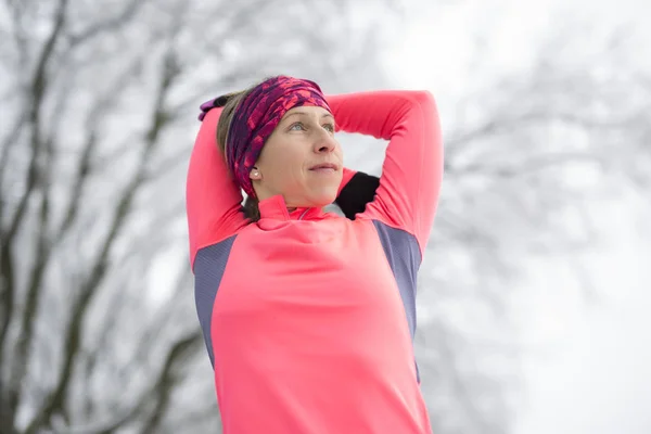 Fitness running woman in winter season — Stock Photo, Image