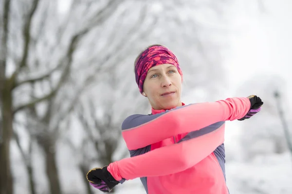 Fitness running mujer en temporada de invierno —  Fotos de Stock