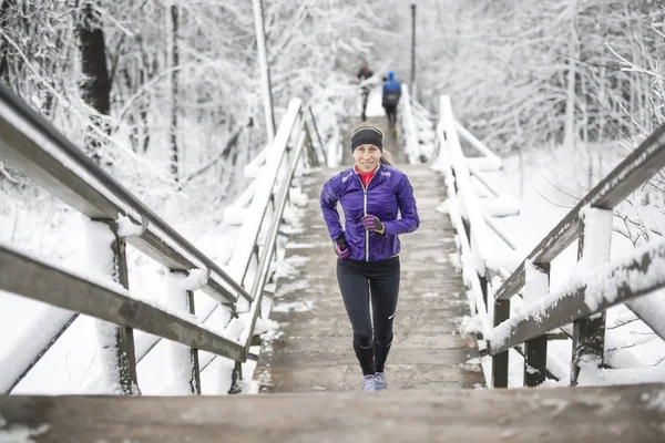 Fitness, uruchomiona Kobieta w sezonie zimowym — Zdjęcie stockowe