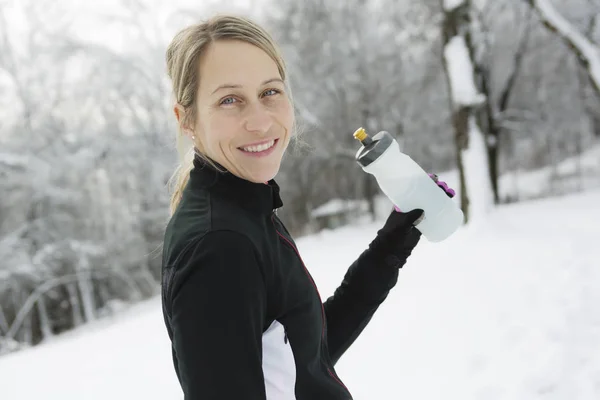 Fitness running mujer en temporada de invierno —  Fotos de Stock