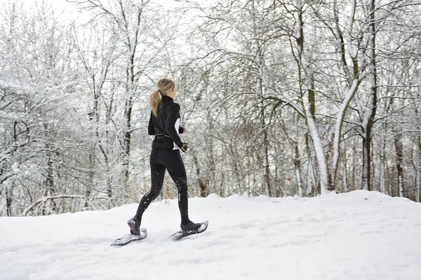 Fitness, futás nő téli szezonban — Stock Fotó