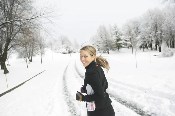 Fitness, futás nő téli szezonban — Stock Fotó