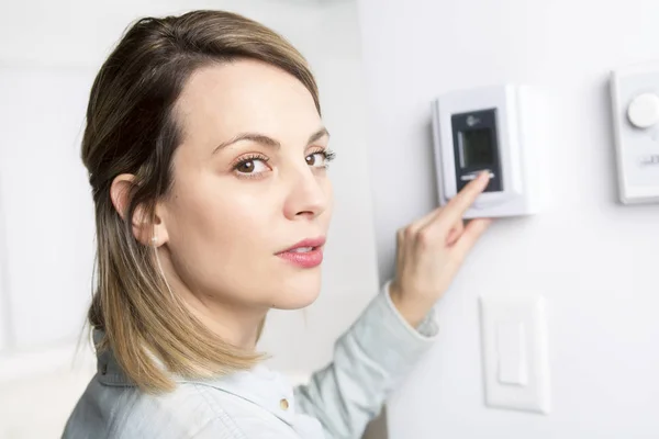 Mujer puso el termostato en casa . —  Fotos de Stock