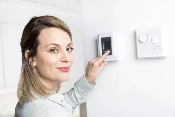 Mujer puso el termostato en casa . —  Fotos de Stock