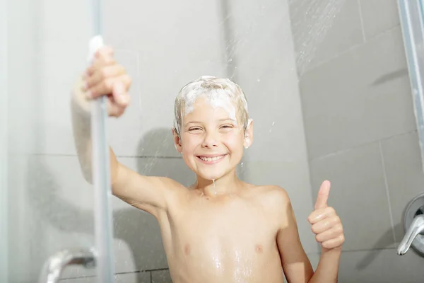 Heureux adolescent garçon lavage tête dans douche dans l 'salle de bain — Photo