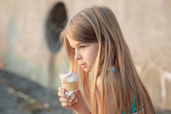 Belle petite fille mange de la glace en été — Photo
