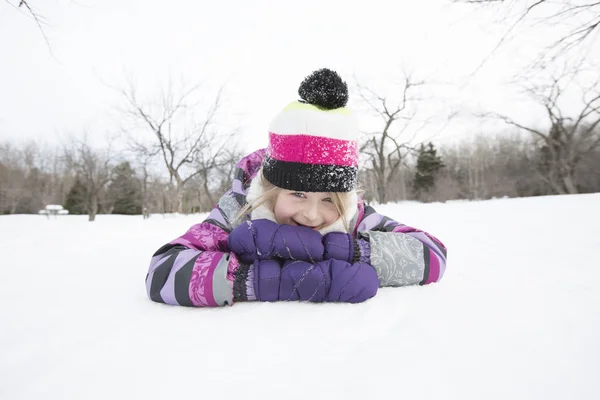 Niña en invierno sombrero rosa en el bosque de nieve . — Foto de Stock