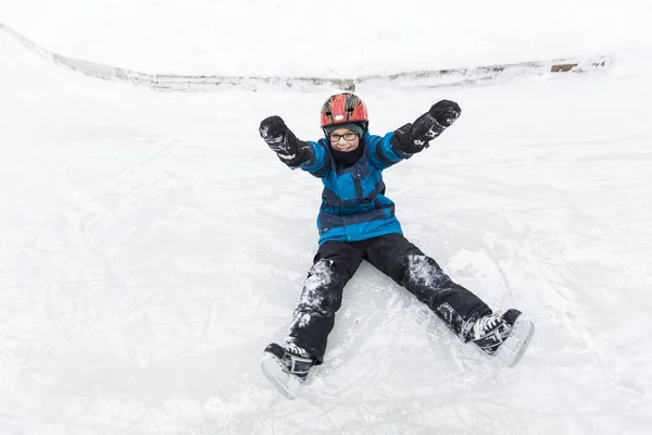 Niño disfrutando del patinaje sobre hielo en temporada de invierno —  Fotos de Stock