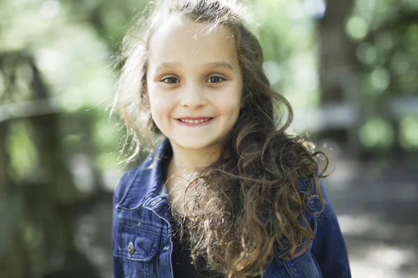 Primer plano de niño hermoso, al aire libre —  Fotos de Stock