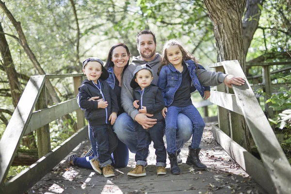 Familjen av fem medlem i skogen tillsammans — Stockfoto