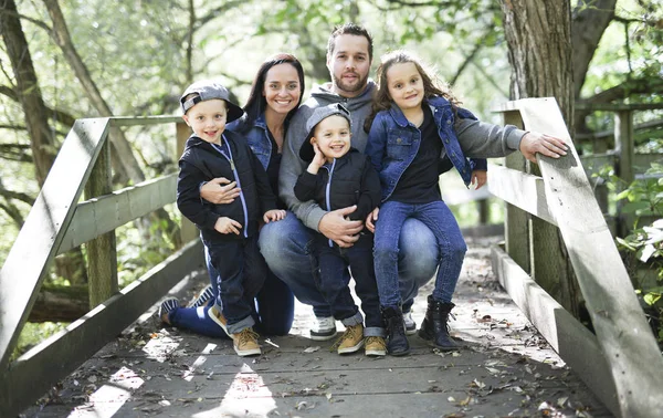Famiglia di cinque membri a Woods Together — Foto Stock