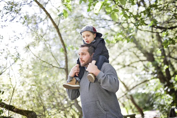 Père et fils dans la forêt sur un pré — Photo