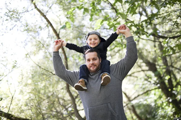 Père et fils dans la forêt sur un pré — Photo