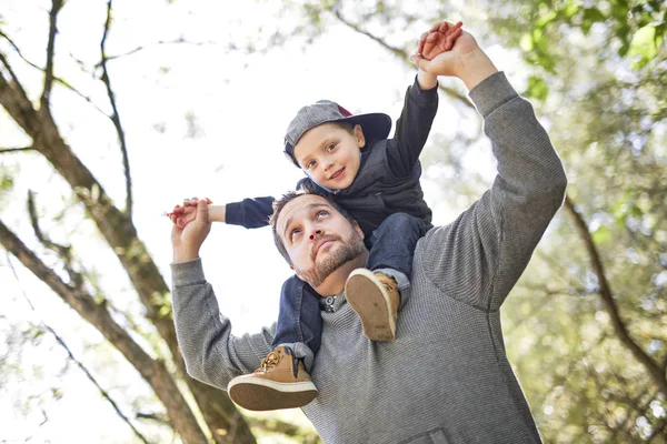 Pai e filho na floresta em um prado — Fotografia de Stock