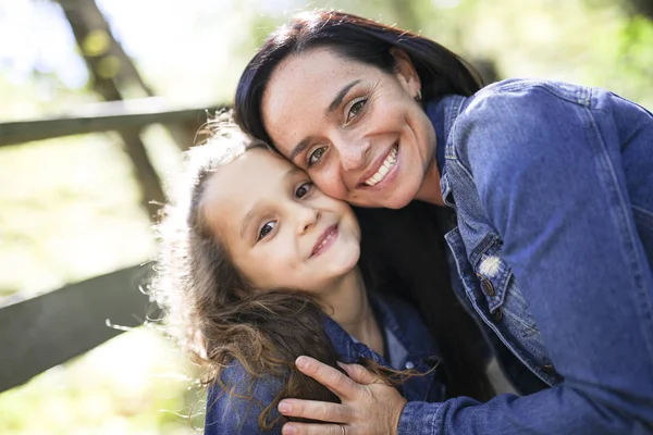 Portrait of happy mother and daughter outdoor — Stock Photo, Image