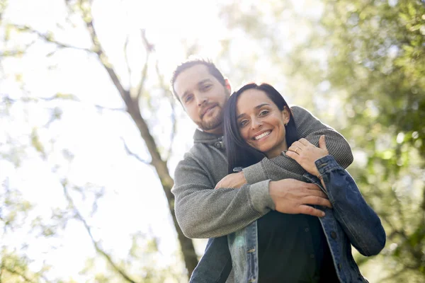 Trevligt par med bra tid i skogen — Stockfoto