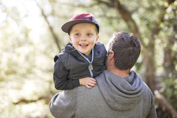 Père et fils dans la forêt sur un pré — Photo