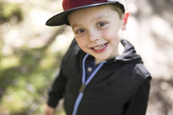 Lindo niño en la naturaleza —  Fotos de Stock