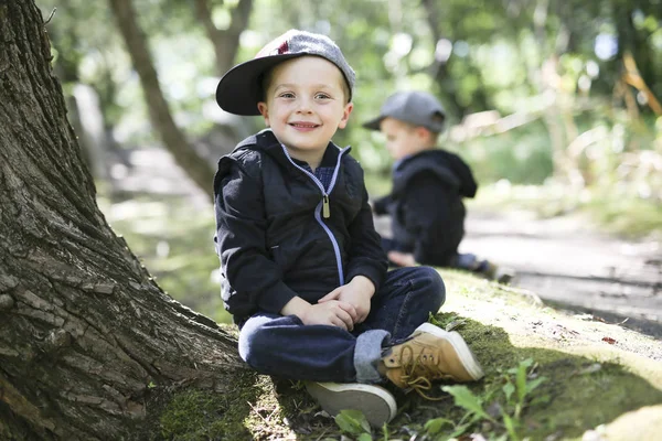 Söta barn i naturen — Stockfoto