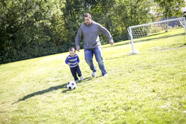 公園で野球をしている父と息子 — ストック写真