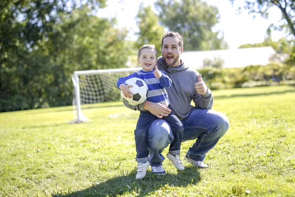 Father and Son Playing Ball in The Park — Stock Photo, Image