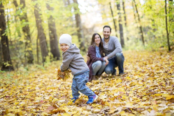 Gelukkige familie buiten ontspannen in herfst park — Stockfoto