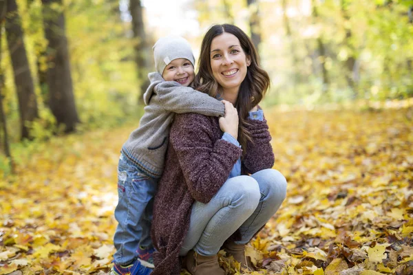 Madre con figlio nella foresta in autunno — Foto Stock