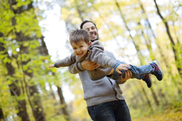 Naturen med pappa i skogen höst — Stockfoto