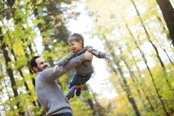 Nature avec papa en forêt automne — Photo