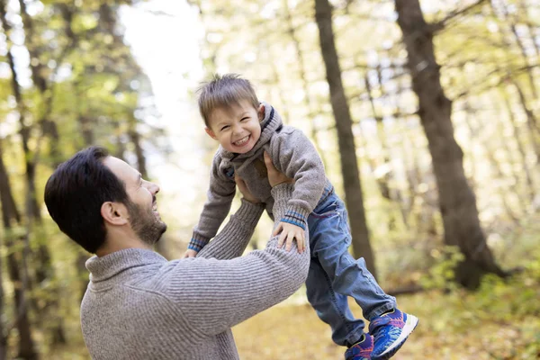 Nature avec papa en forêt automne — Photo