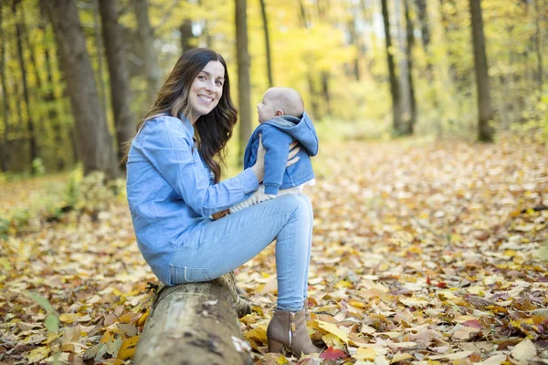 Mutter mit Töchterchen im Herbstwald — Stockfoto