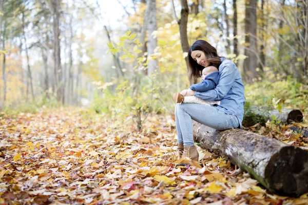 Madre con figlia bambino nella foresta autunnale — Foto Stock