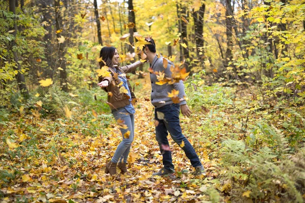 Sympatyczna para zabawy w parku jesień — Zdjęcie stockowe